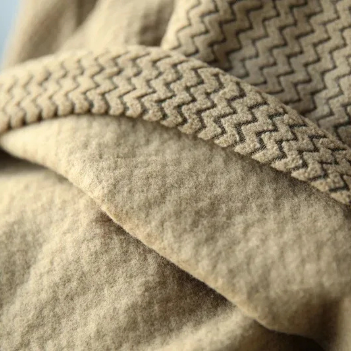 Soft Men's Cashmere Wave Pattern Crew Neck Sweater