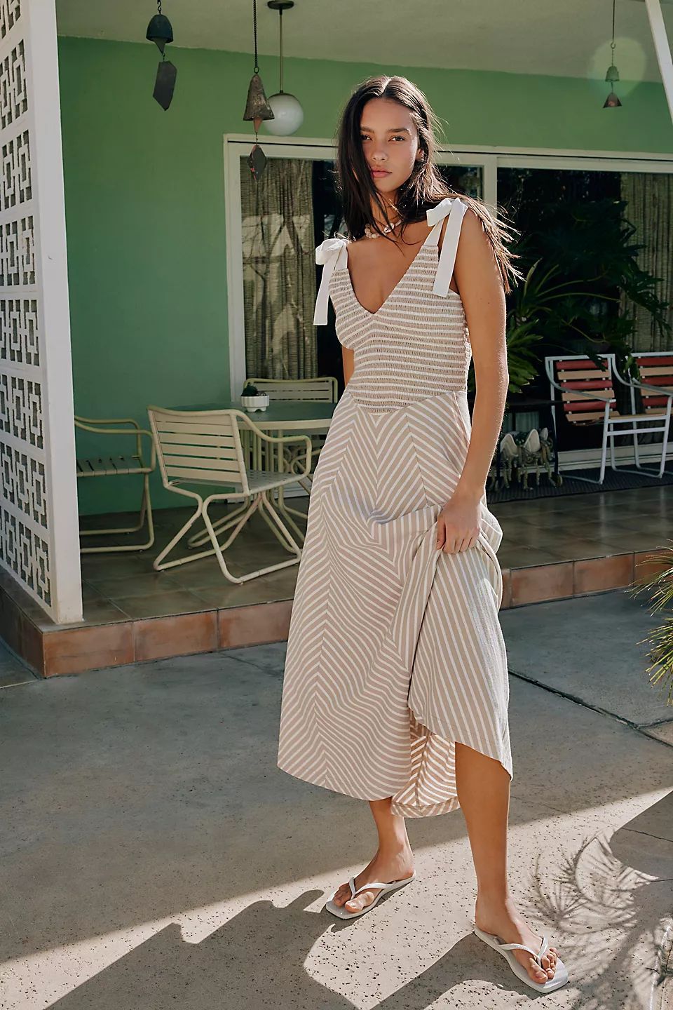Comfortable Maxi Dress with V-Neck and Adjustable Straps