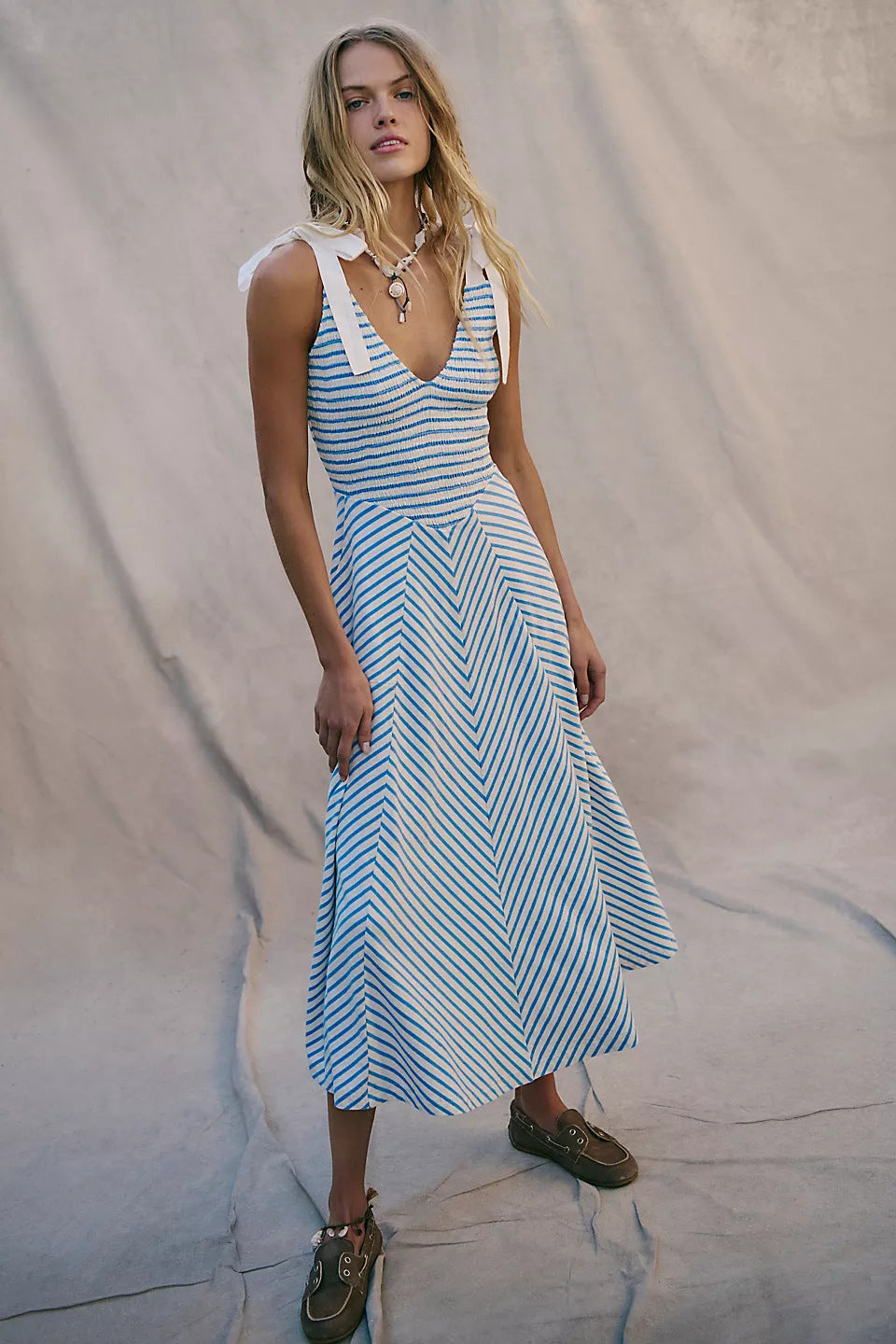 Comfortable Maxi Dress with V-Neck and Adjustable Straps